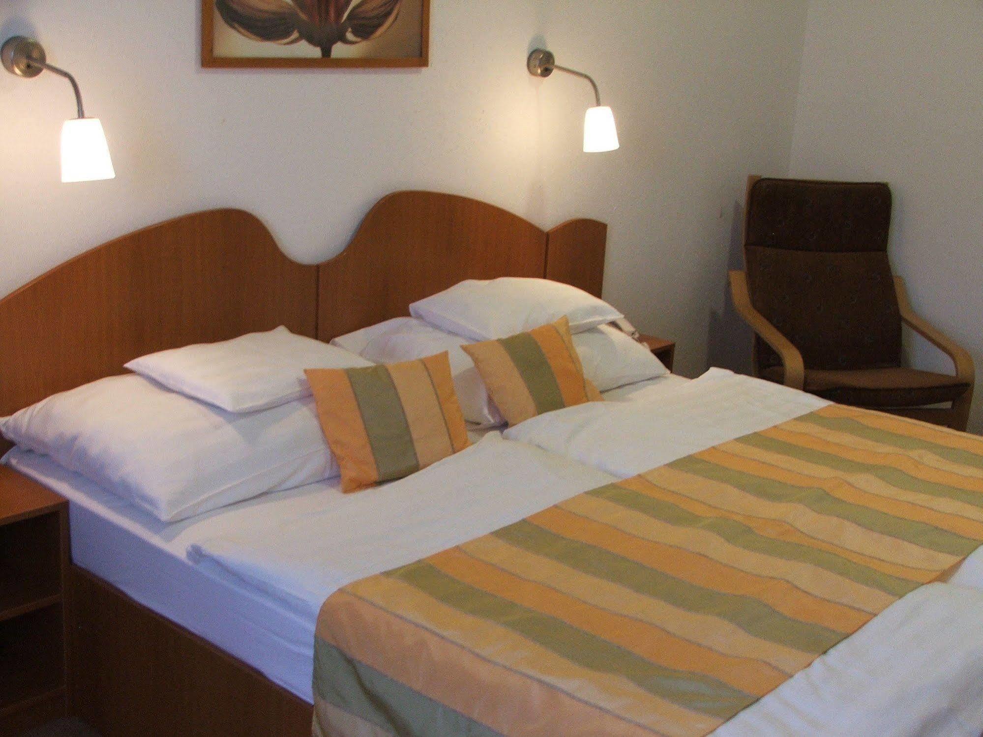 Siesta Club Apartman Harkány Buitenkant foto