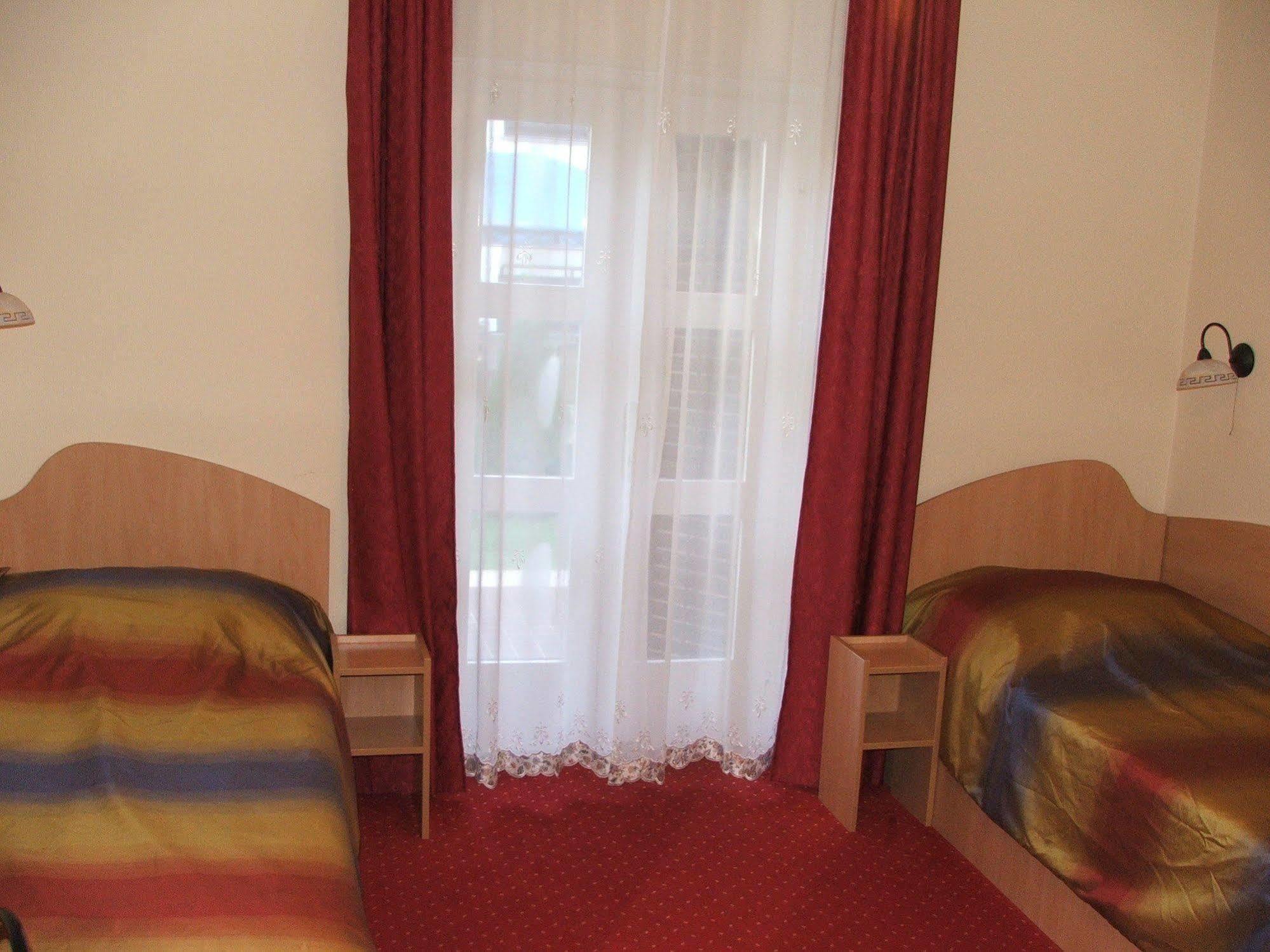 Siesta Club Apartman Harkány Buitenkant foto