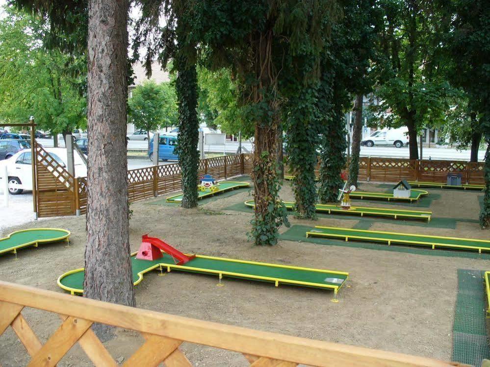Siesta Club Apartman Harkány Buitenkant foto