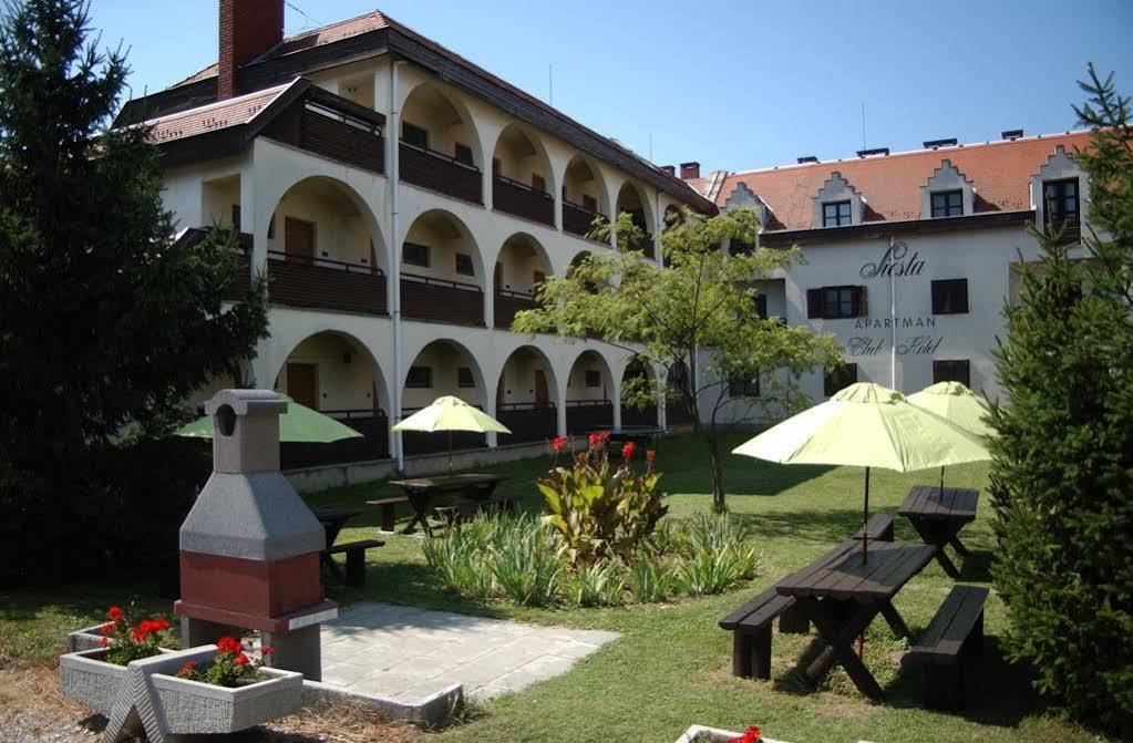 Siesta Club Apartman Harkány Buitenkant foto